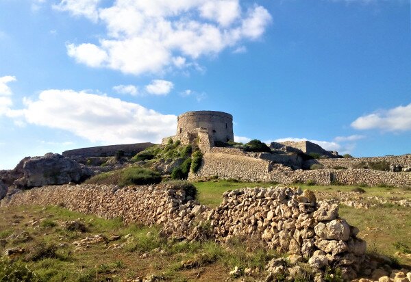 Torre de vigilancia británica de una ruta del Camí de Cavalls de Menorca